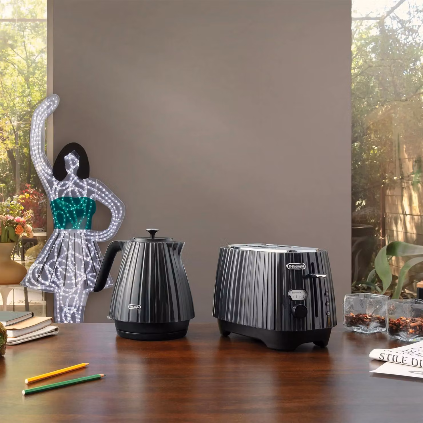 DeLonghi Ballerina Kettle 1.7L and 4 Slice Toaster Set in Black