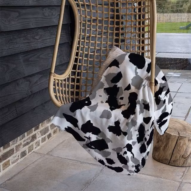 Benjamin Tate Design Animal Print Fleece Blanket in Black and Sand, W/D/H: 120 x 150 cm