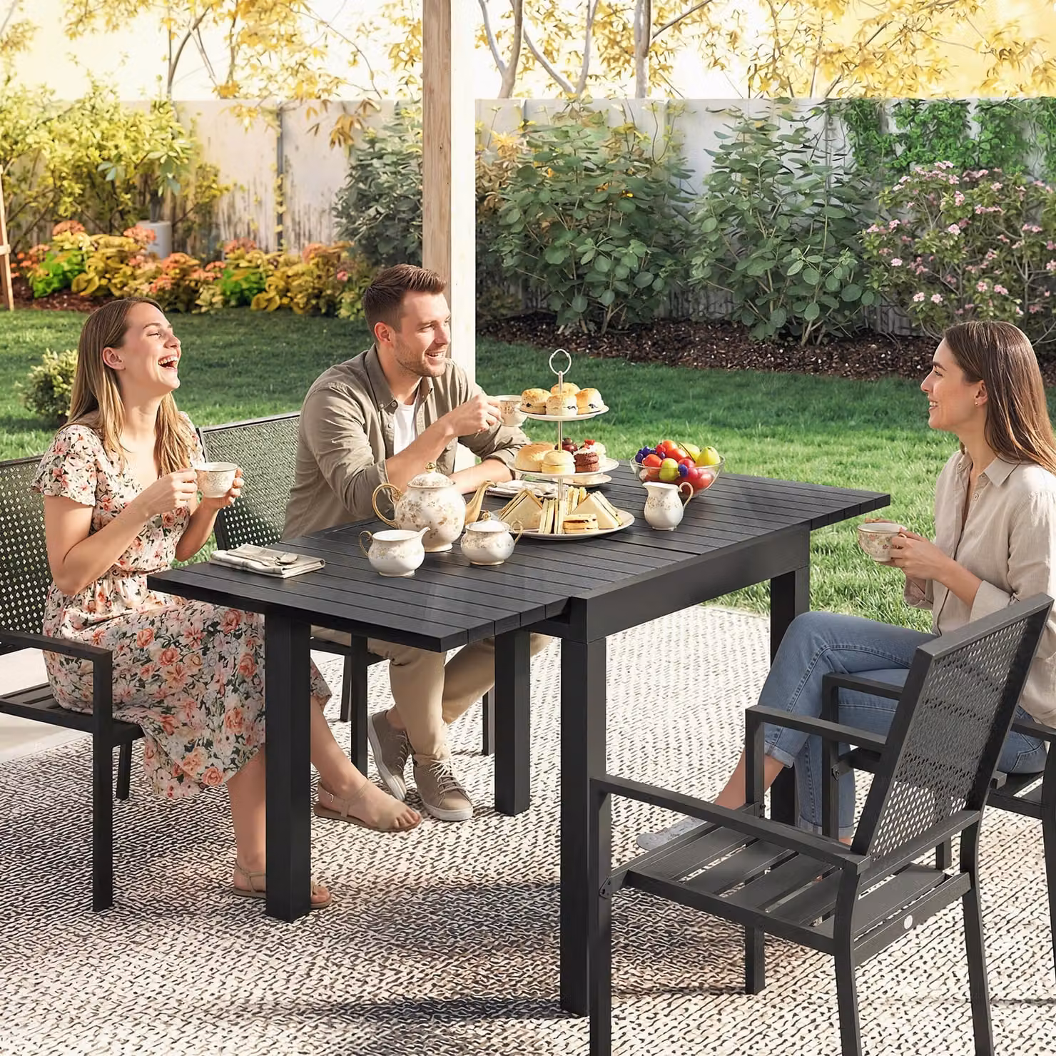 Outsunny Extendable Rectangular Garden Dining Table with Faux Wood Slatted Top, Black Aluminium – 8
