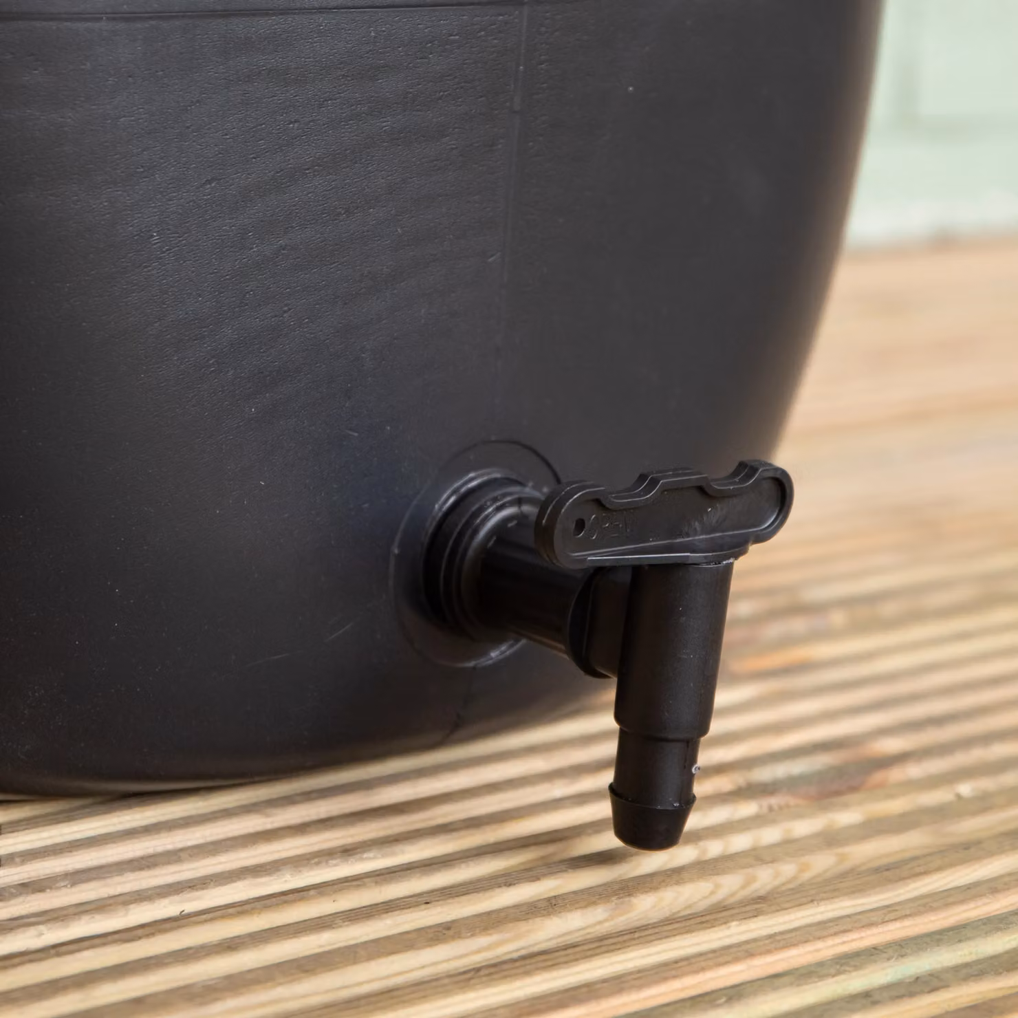 Samuel Alexander 100L Slim Space Saver Rain Barrel with Lid, Tap and Carry Handles in Black – 4