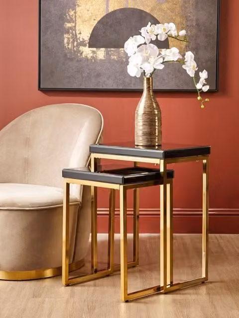 Orsina Set of 2 Modern Nesting Tables with Glossy Black Glass Tops and Gold Metal Legs – 1