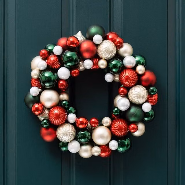 Scottish Everlastings Ltd Round Christmas Bauble Wreath in Green, Red and White, Diameter: 41 cm