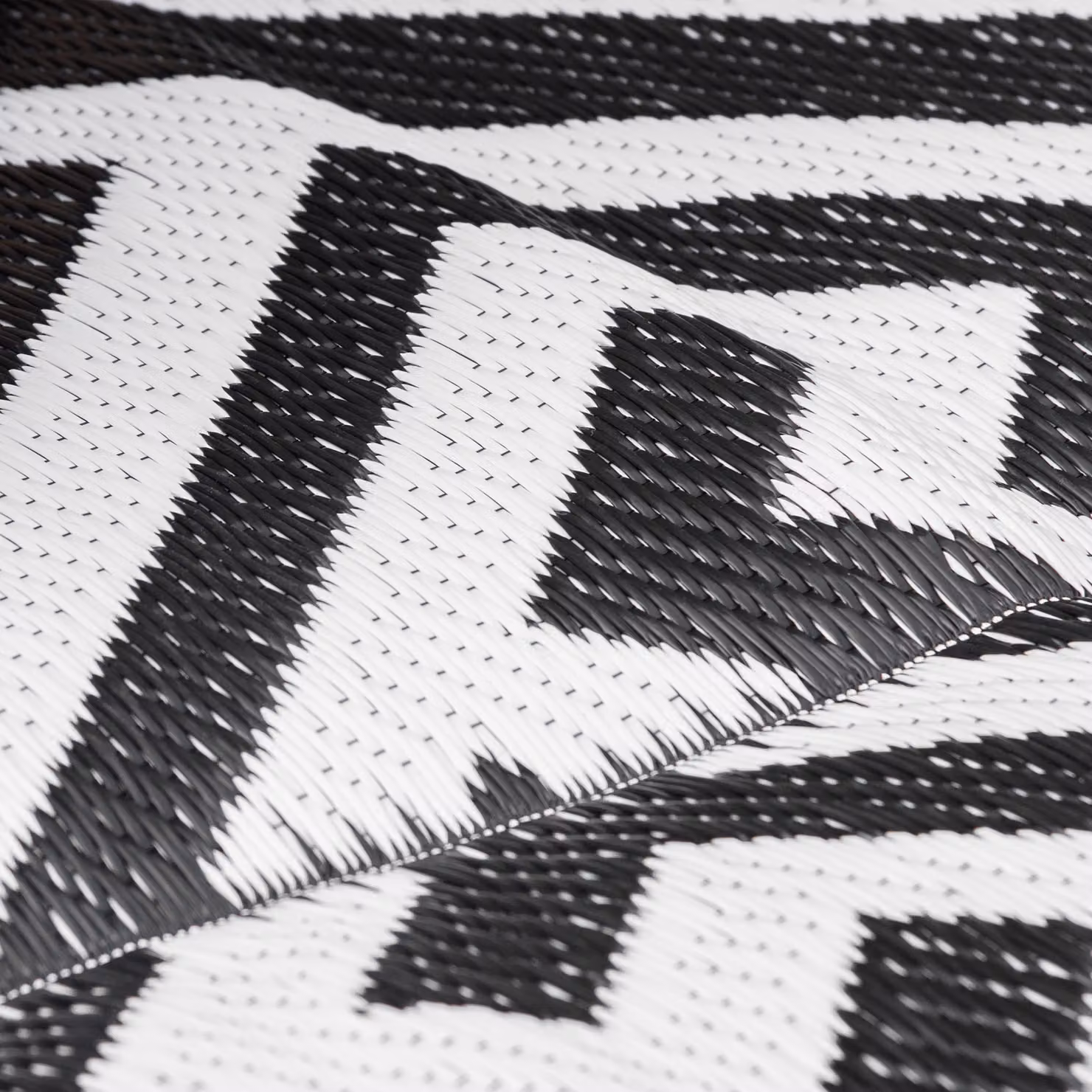 Outsunny Reversible Geometric Outdoor Rug in Black and White, W: 152 cm, D: 243 cm – 7