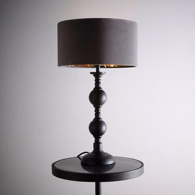 K LIVING Churchgate Black Metal Base Table Lamp with Grey Velvet Shade and Gold Interior – 1