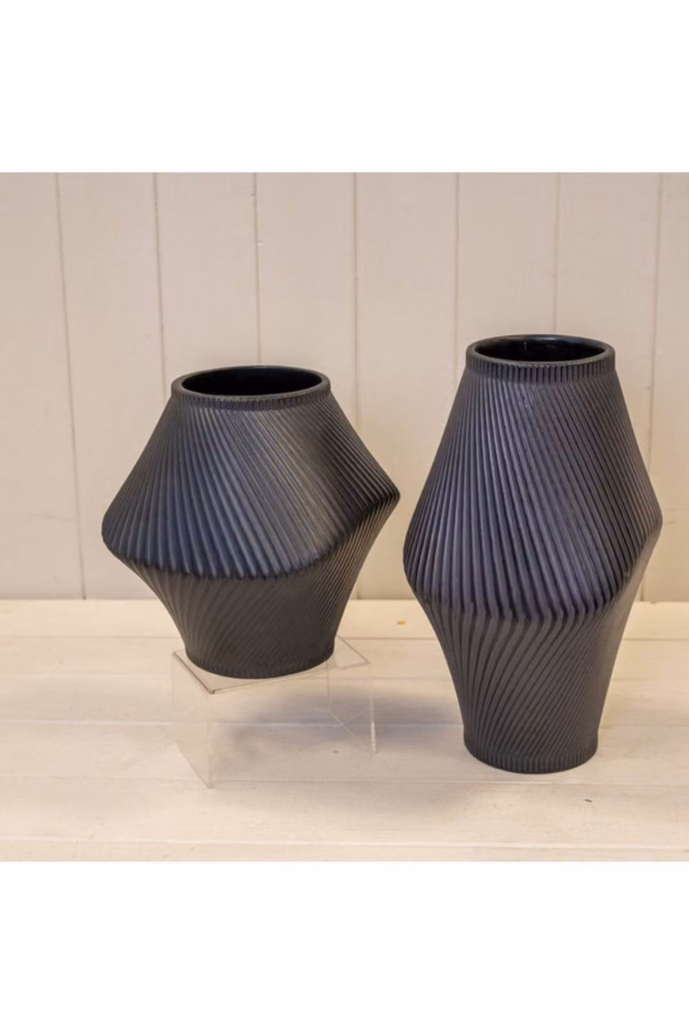 KDMD Short Graphite Sculptural Ribbed Ceramic Vase in Black – 2