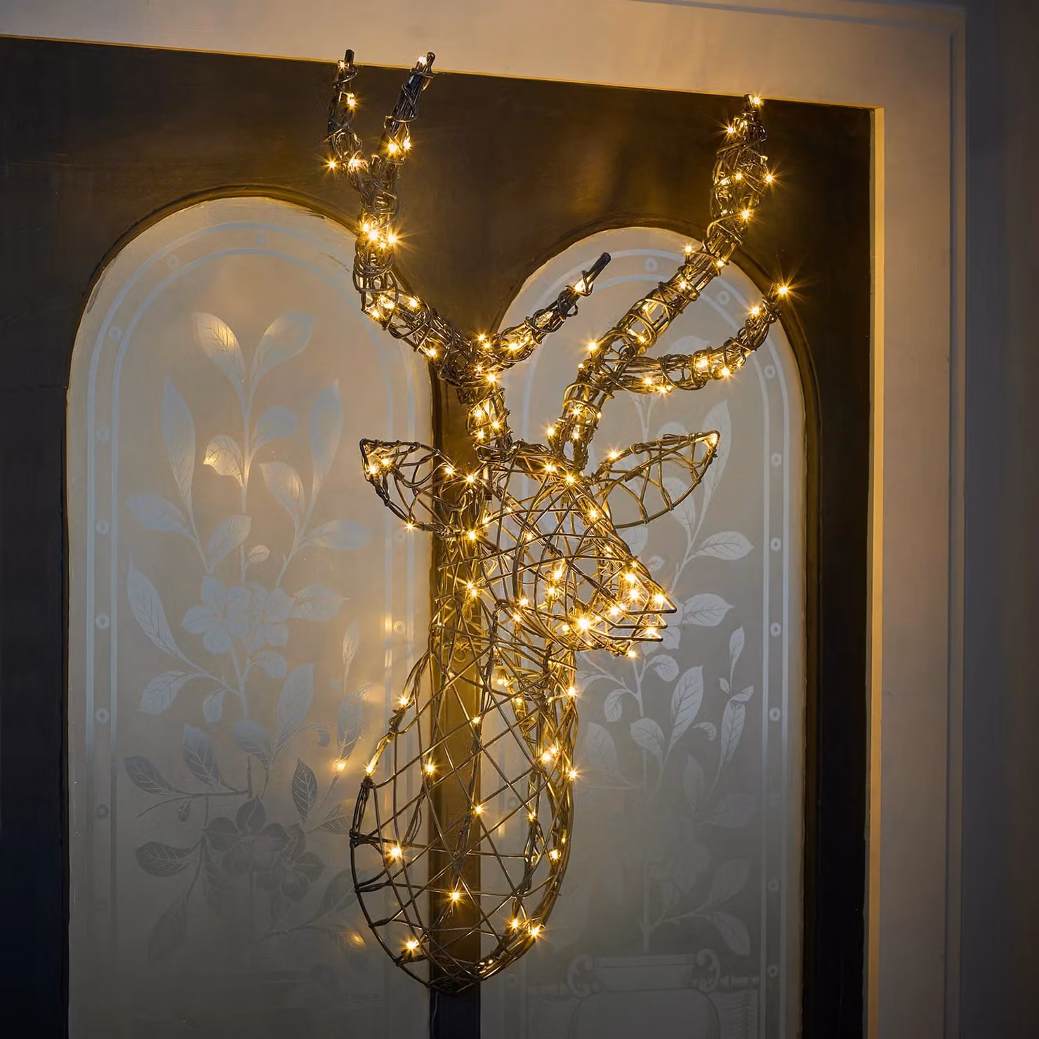 Lights4fun Rattan Reindeer Stag Head Christmas Decoration with 150 Dual Colour LEDs and Timer, Grey and White, W: 80 cm, H: 70 cm, D: 33 cm – 1