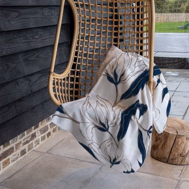 Benjamin Tate Design Floral Fleece Blanket in White, Blue and Sand, W/D/H: 120 x 150 cm – 1