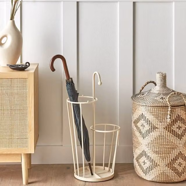 Wyld and Coco Metal Umbrella Stand in Beige, Modern Freestanding Hallway Organiser, H: 70.0 cm, W: 26.0 cm, D: 1.0 cm – 1