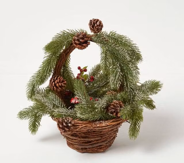 Homescapes Festive Wicker Christmas Decoration Basket in Brown, Green, Red and White, W/D/H: 40 x 40 x 50 cm