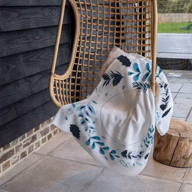 Benjamin Tate Design Blue Leaves Frame Floral Fleece Blanket in Blue, Sand and White, W/D/H: 120 x 150 cm – 1