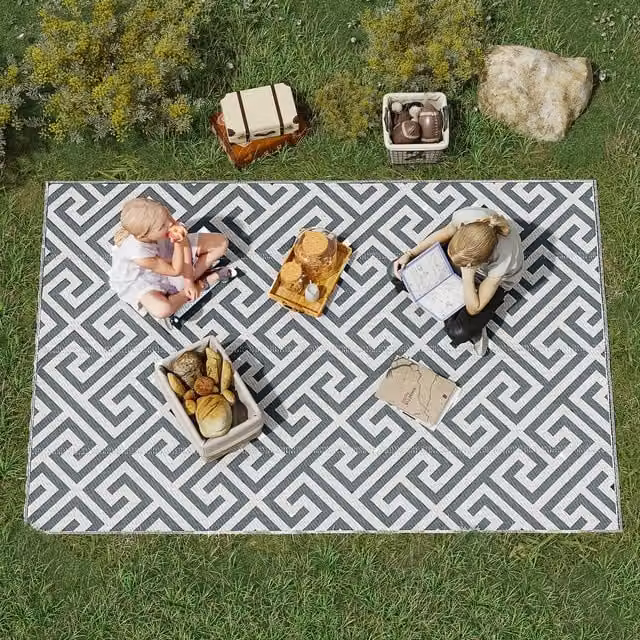 Outsunny Reversible Geometric Outdoor Plastic Straw Rug in Grey, W: 152 cm