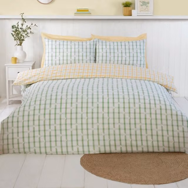 Divante Spring Daisies Reversible Checked Duvet Cover in White and Green, 140 x 200 cm