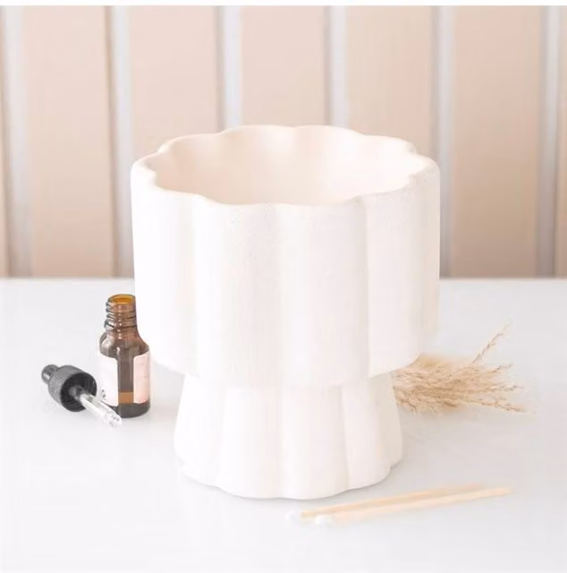 KDMD Scalloped Pedestal Ceramic Oil Burner in White for Tealights