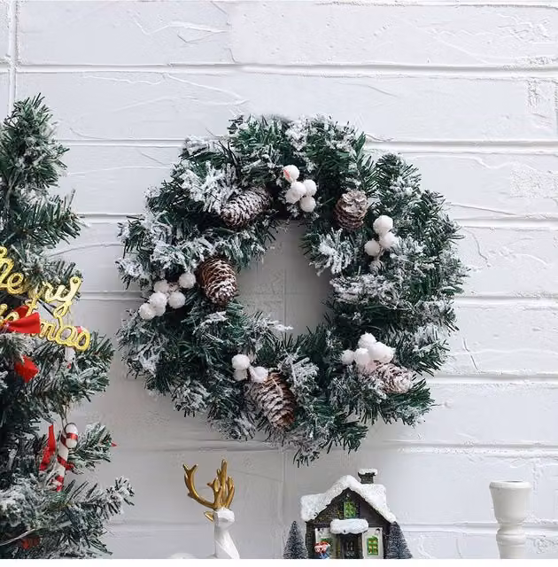 Living and Home Snow Flocked Christmas Artificial Wreath with Classical Ornaments, Green, Diameter: 30 cm