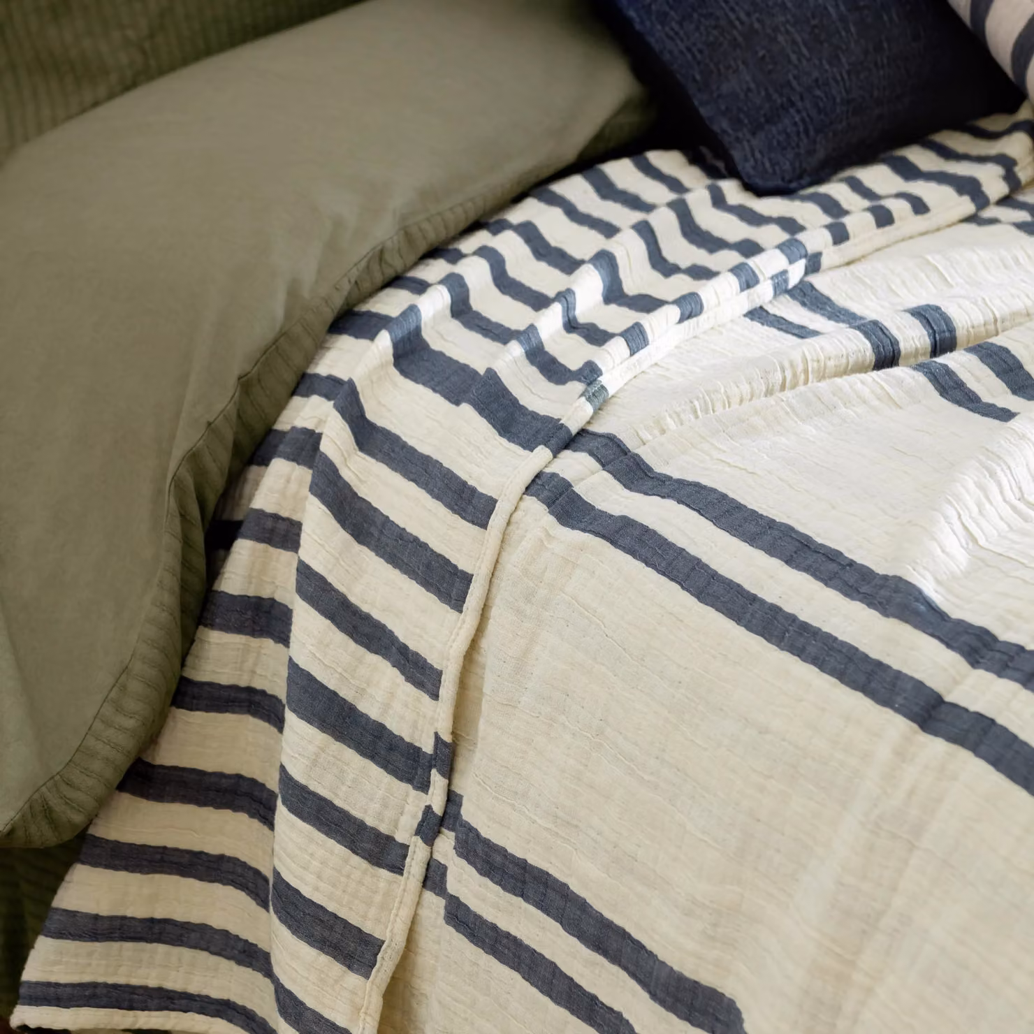 Yard Reversible Woven Striped Blue 100% Cotton Muslin Bedspread W/D/H: 140 x 220 x 140 cm – 2