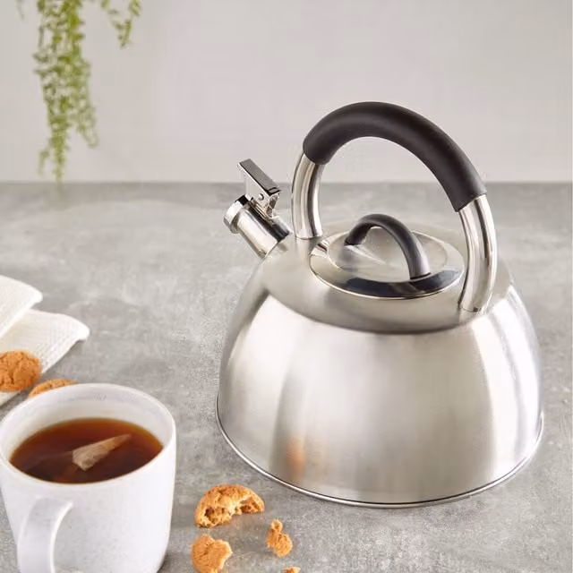 VonShef Whistling Stove Top Kettle in Silver