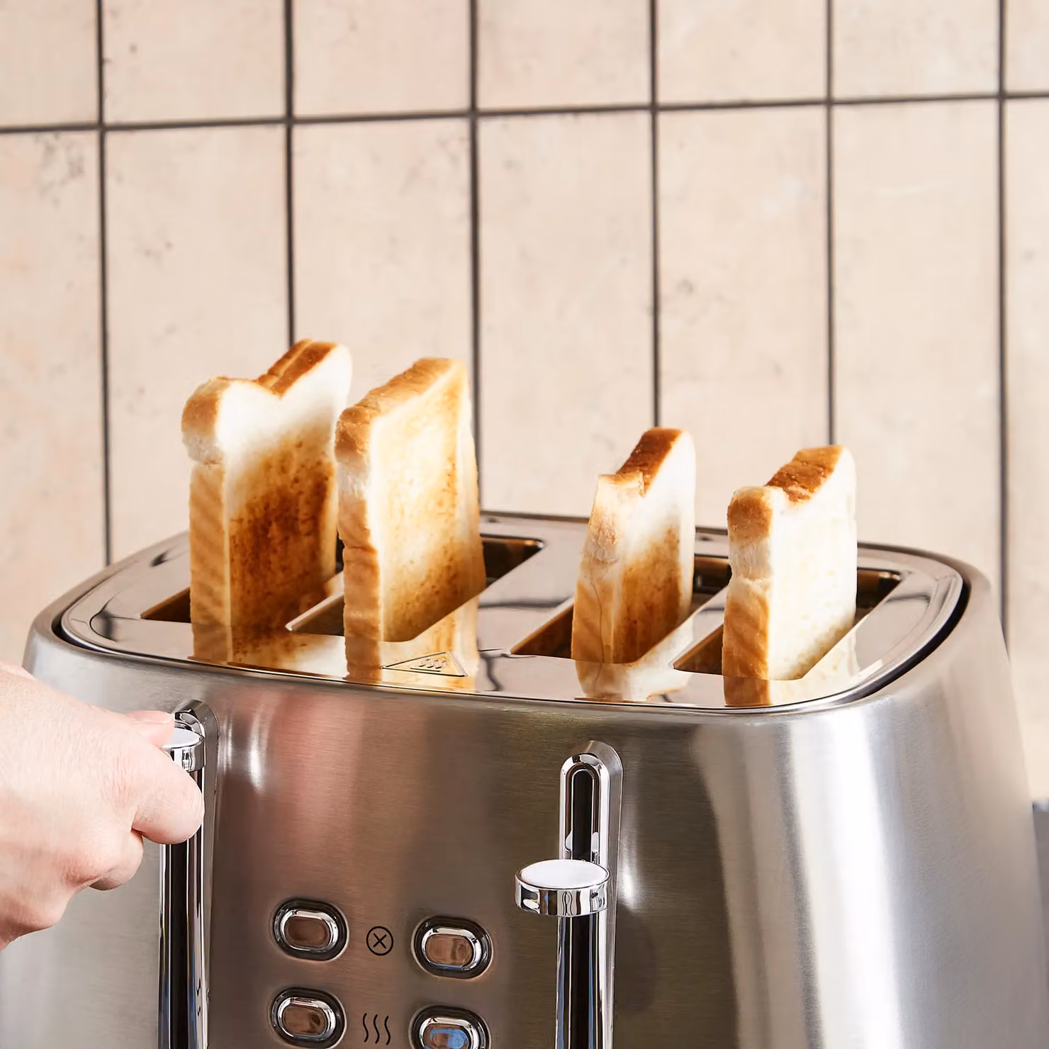 Morphy Richards Mexborough 4 Slice Toaster in Black and White with Stainless Steel Finish and Timer – 9