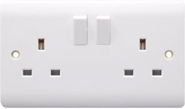 Dencon Slimline Switched Socket Outlet to BS1363 (UK Plug), White