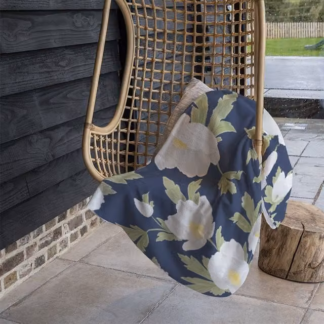 Benjamin Tate Design Winter Rose Floral Fleece Blanket in Blue and Beige, W/D/H: 120 x 150 cm