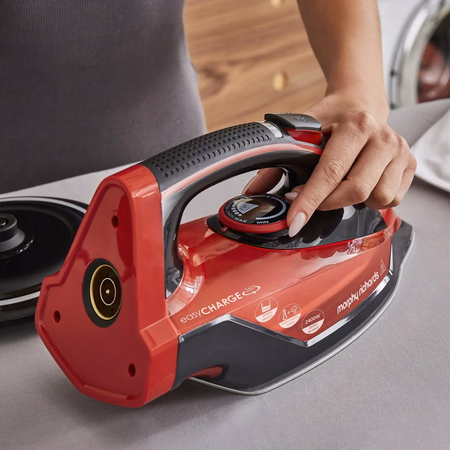 Morphy Richards EasyCHARGE Cordless Steam Iron with Ceramic Soleplate, Anti-Calc and Auto Shut-off, Red – 9