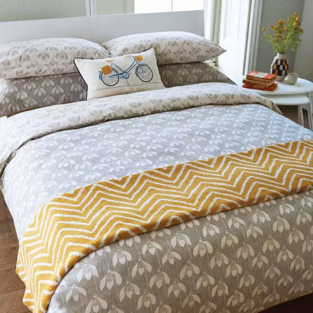 Scion Snowdrop Reversible Floral Cotton Duvet Cover and Pillowcase Set in Grey and Beige, W/D/H: 90 x 190 cm