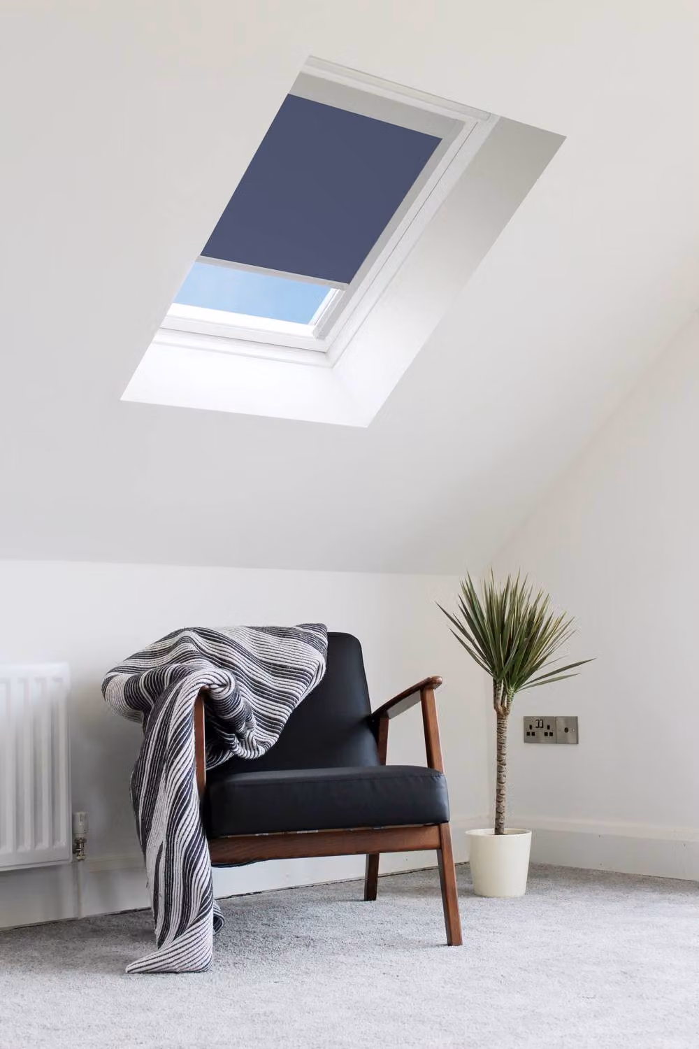 Bloc Blinds Blackout and Thermal Insulating Skylight Blind for Velux Roof Windows, Blue and Silver, W: 135 cm, H: 77 cm – 6