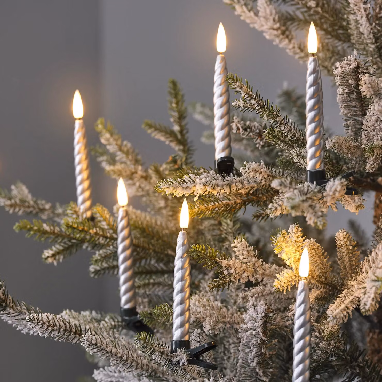 Lights4fun Set of 10 Silver TruGlow LED Christmas Taper Candle Clips with Remote Control and Flicker Effect – 1