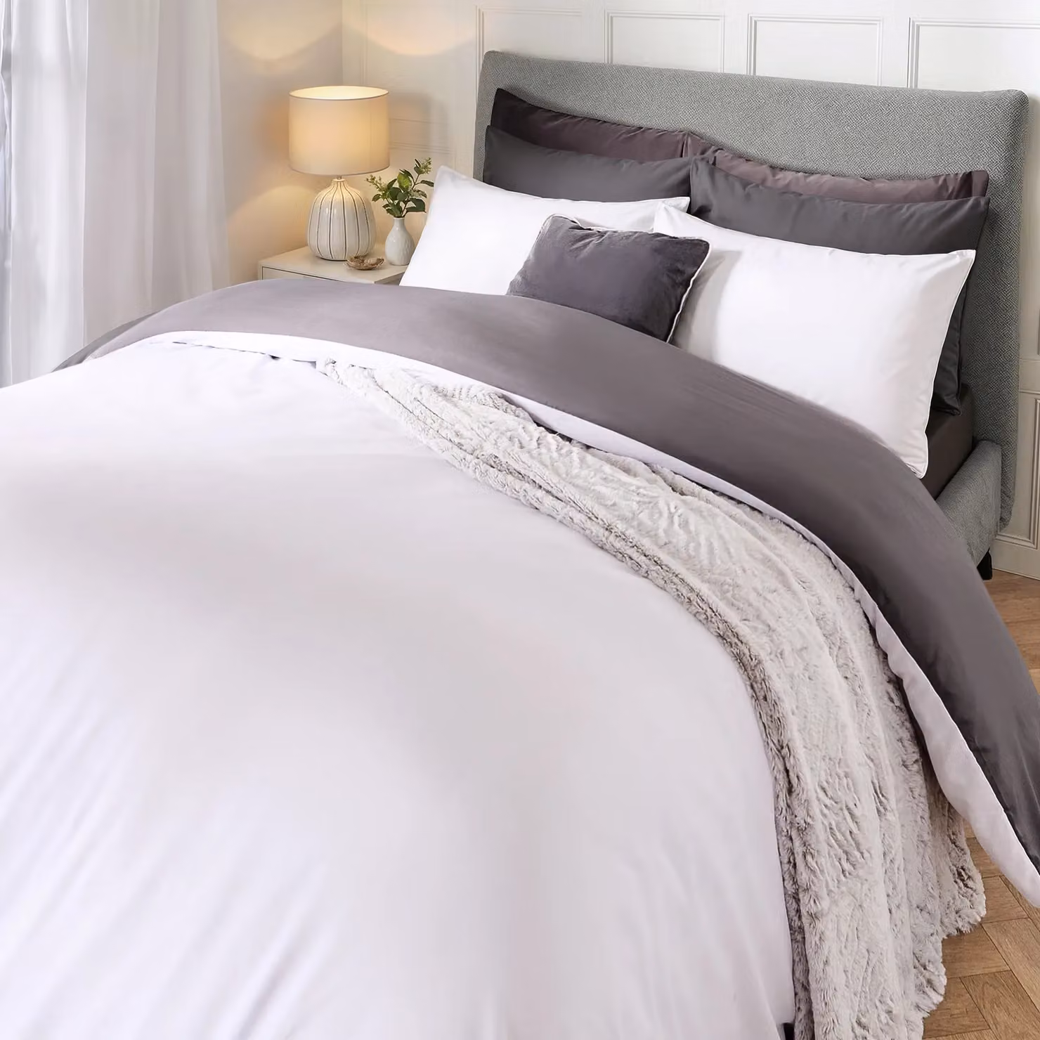 OHS Reversible Plain Microfibre Duvet Cover and Pillowcase Set in White and Grey, W: 180 cm, L: 200 cm – 3