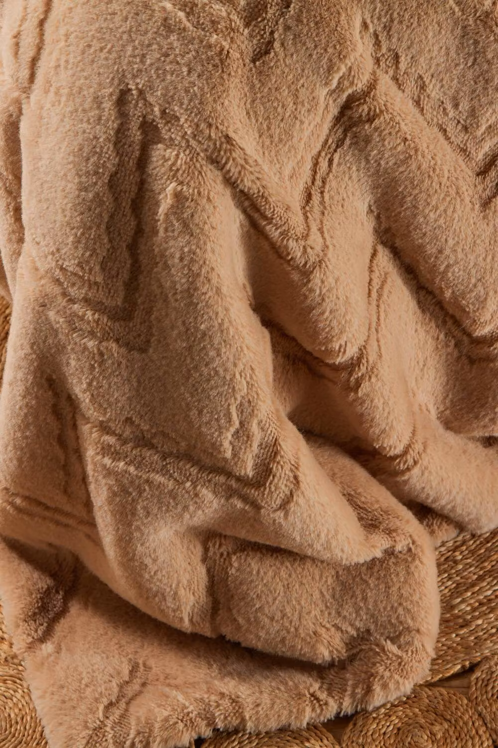 BHS Chevron Fluffy Faux Fur Throw in Beige and Sand, W/D/H: 170 x 130 x 1 cm – 2