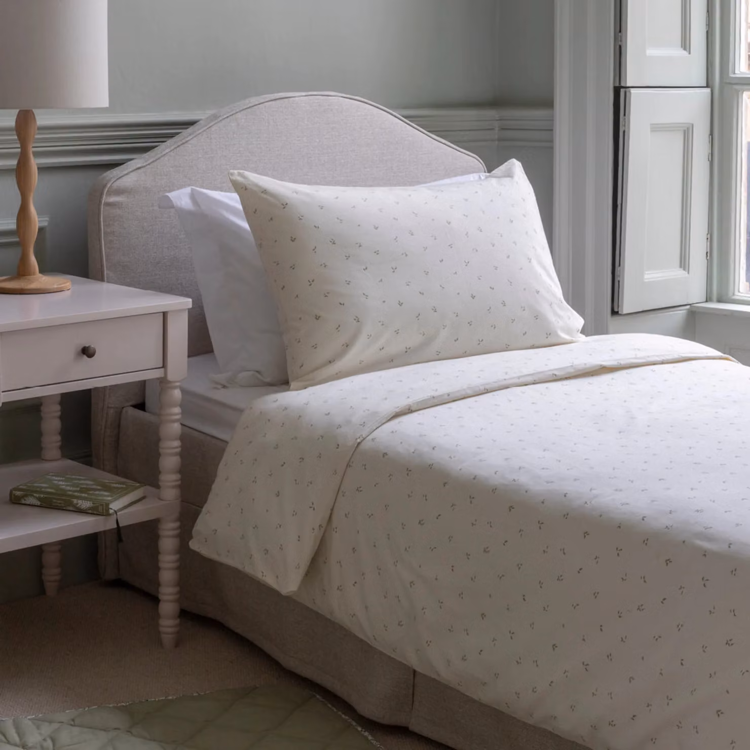 Avery Row Organic Cotton Single Bedding Set in White Floral Design, Duvet Cover 140 x 200 cm and Pillowcase 50 x 75 cm – 3