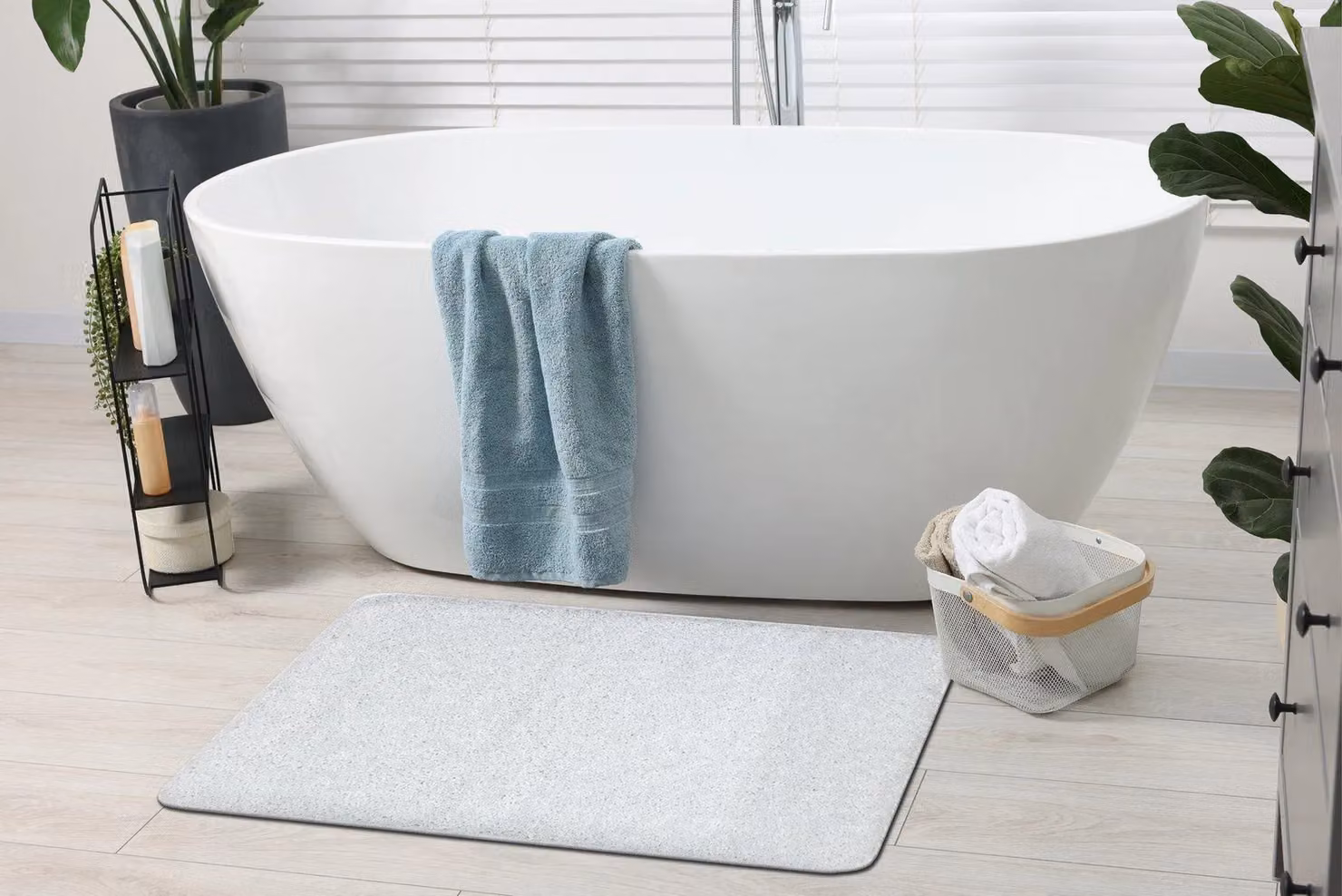 RugsX White Rectangular Bath Mat, W: 50 cm, D: 80 cm, H: 1 cm – 2