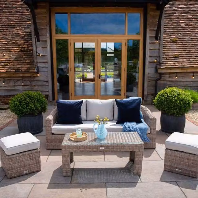 Primrose Living Classic 5 Seater Rattan Garden Furniture Set with Coffee Table and Ottomans in Beige – 1