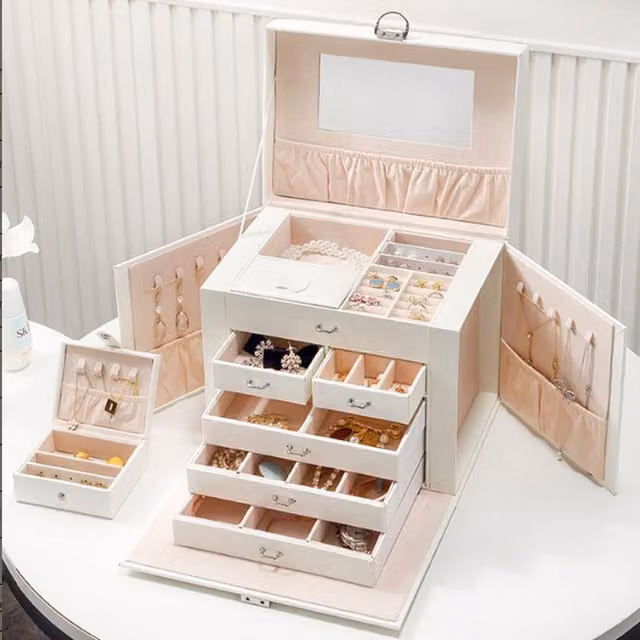 Livingandhome Lockable 5 Tier Faux Leather Jewellery Storage Box, White and Gold