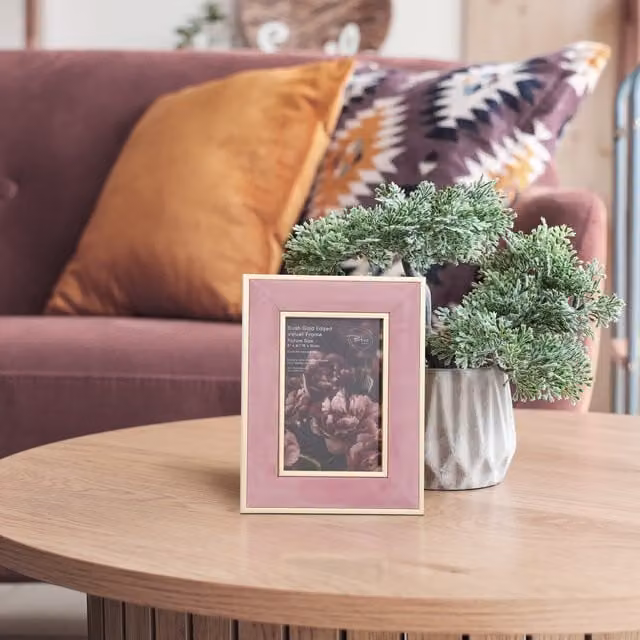 The Port. Co Gallery Single Rectangular Velvet Photo Frame in Pink with Gold Edges, W: 15.24 cm x H: 10.16 cm
