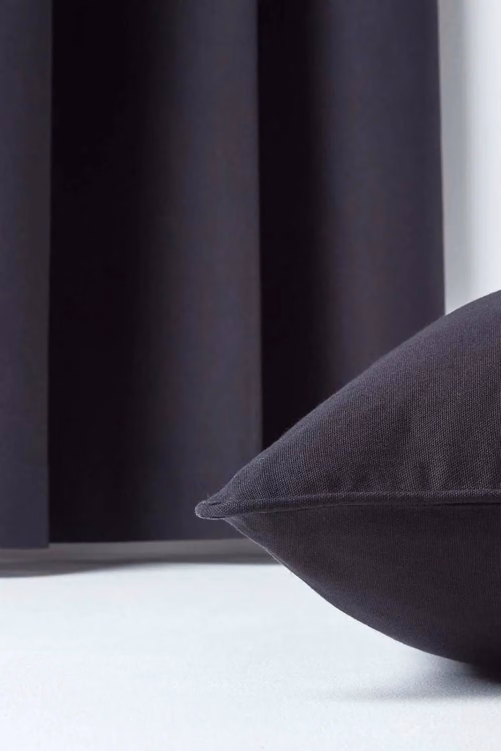 Homescapes Plain Rectangular Cotton and Linen Cushion Cover in Black, W: 50 cm, H: 30 cm – 3
