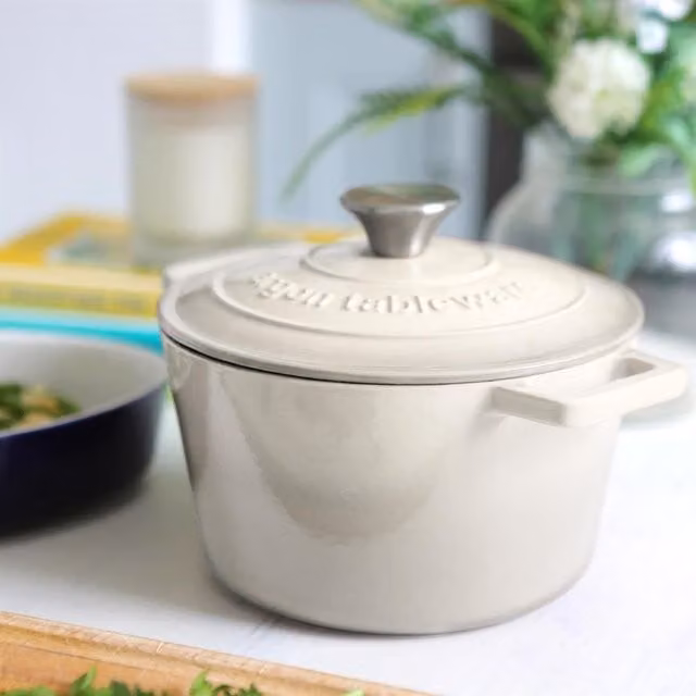 Argon Tableware 2.8L Round Cast Iron Casserole Dish in White Pebble Gloss