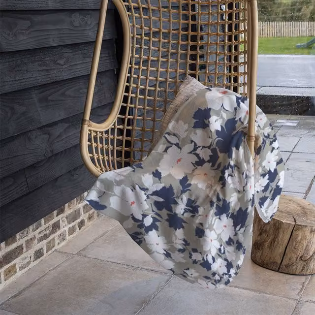 Benjamin Tate Design Floral Fleece Blanket in Grey, Purple, White and Multicolour, W/D/H: 120 x 150 cm