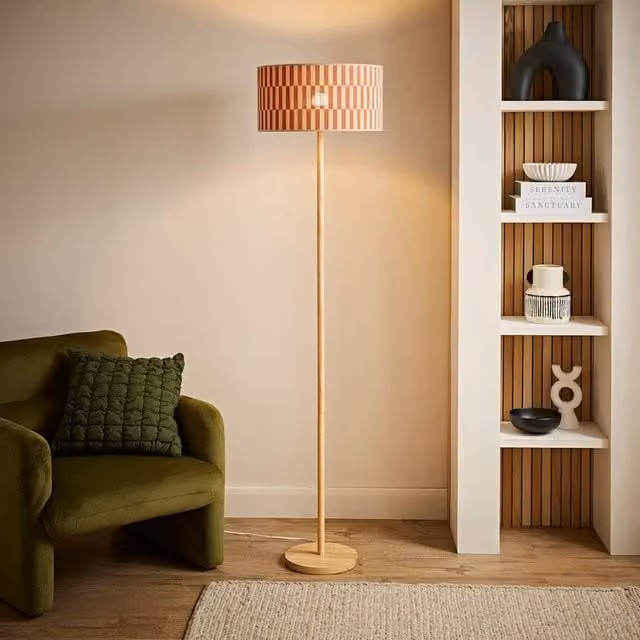 ValueLights Heather Dark Wood Floor Lamp with Checkerboard Bamboo Shade in Brown and Orange