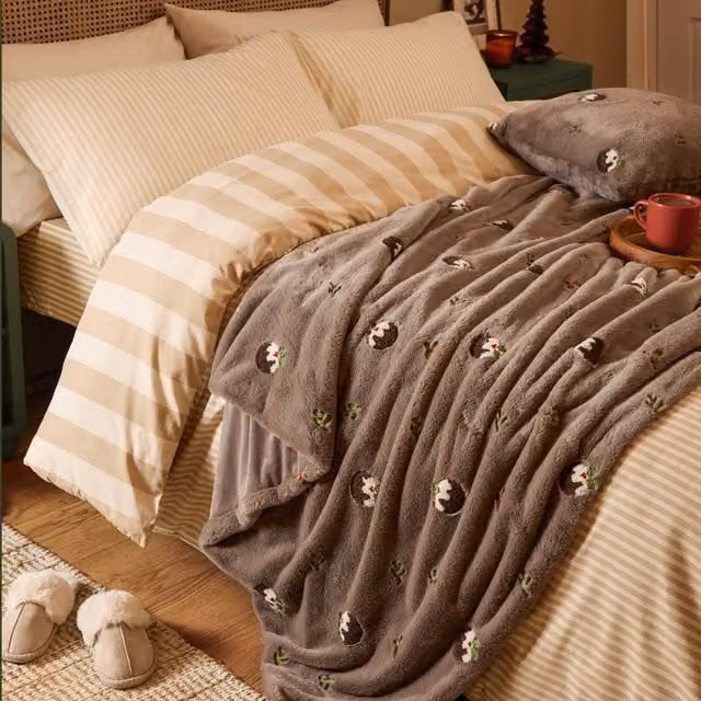 Furn Festive Puddings Faux Fur Throw in Brown, W/D/H: 130 x 180 cm