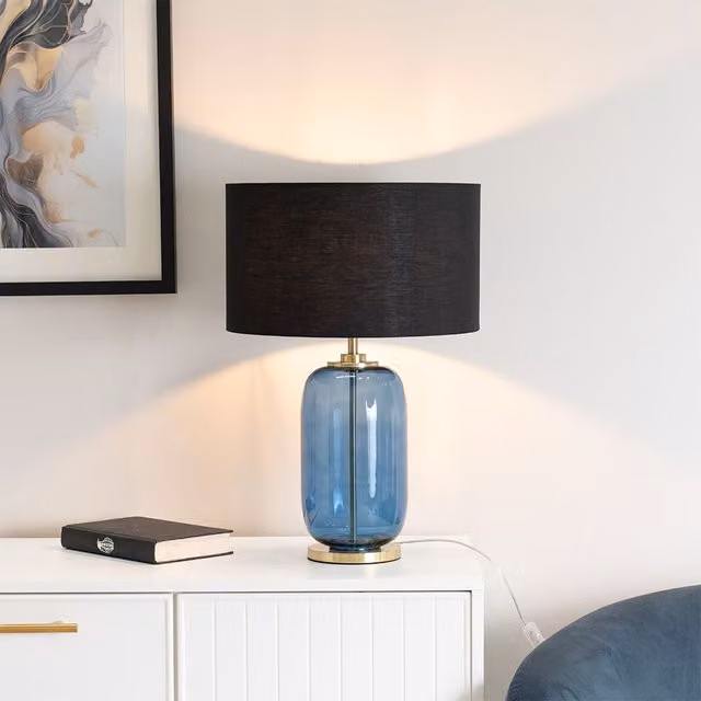 ValueLights Leigh Fabric Drum Shade Table Lamp with Navy Blue Glass and Gold Trim in Black – 1