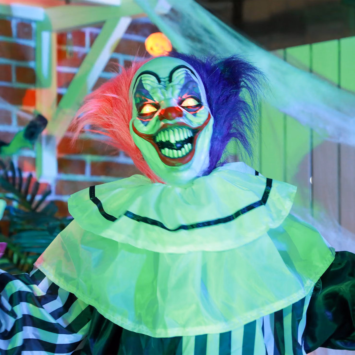 HOMCOM Laughing Clown Outdoor Halloween Animatronic Decoration with Sound Activated Light Up Eyes and Sound Effects, Multicolour, Height: 173 cm – 8