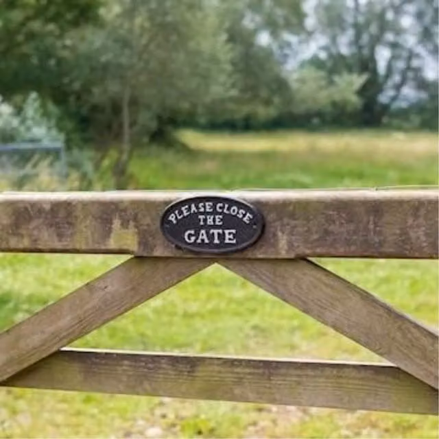 KDMD Black Metal Oval Close The Gate Garden Wall Sign