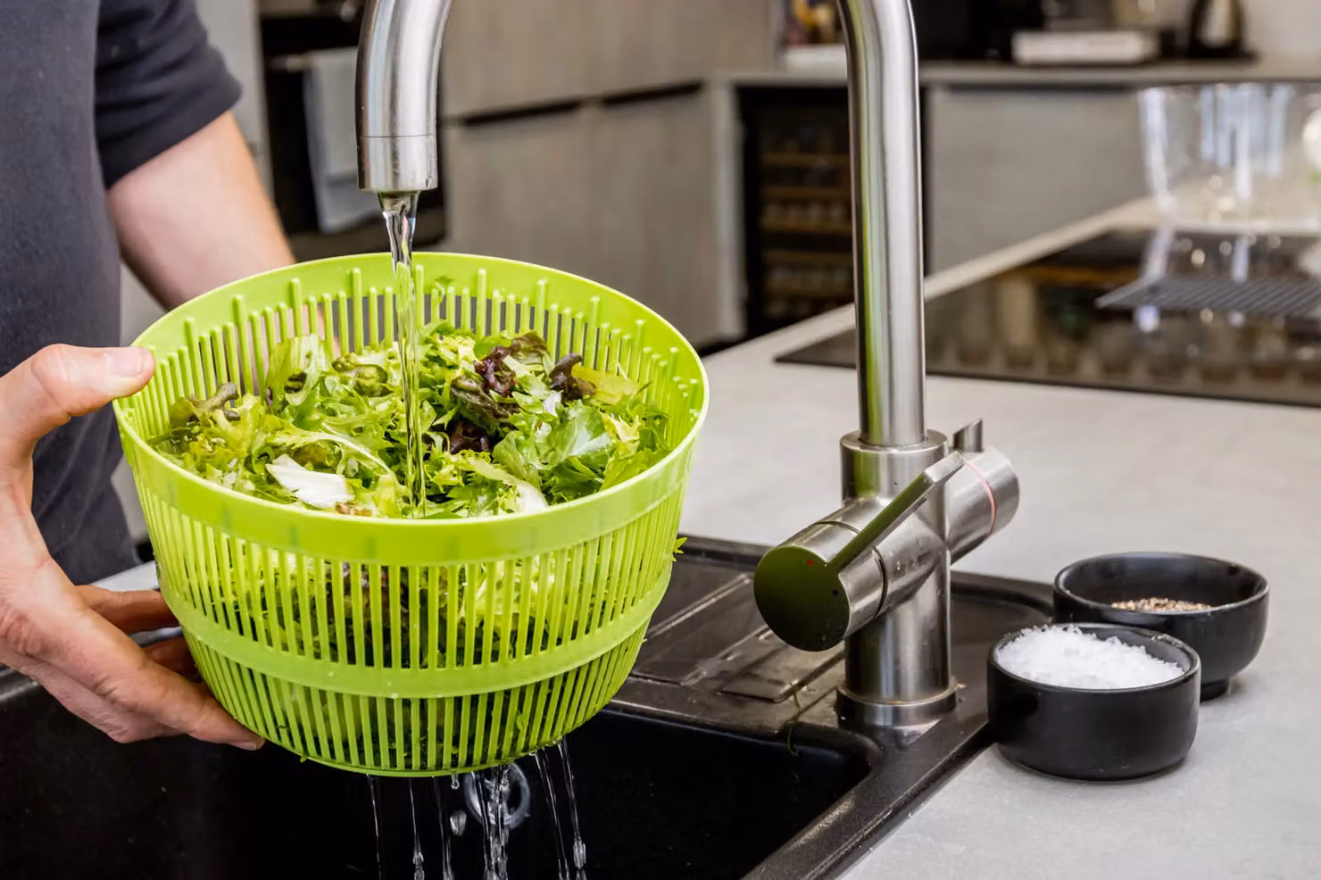 KitchenCraft Salad Spinner in White and Green, 25 cm Diameter – 6
