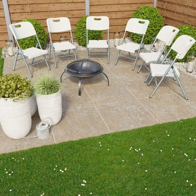 Home Discount Home Vida Set of 6 Portable Folding Chairs in White for Indoor and Outdoor Use
