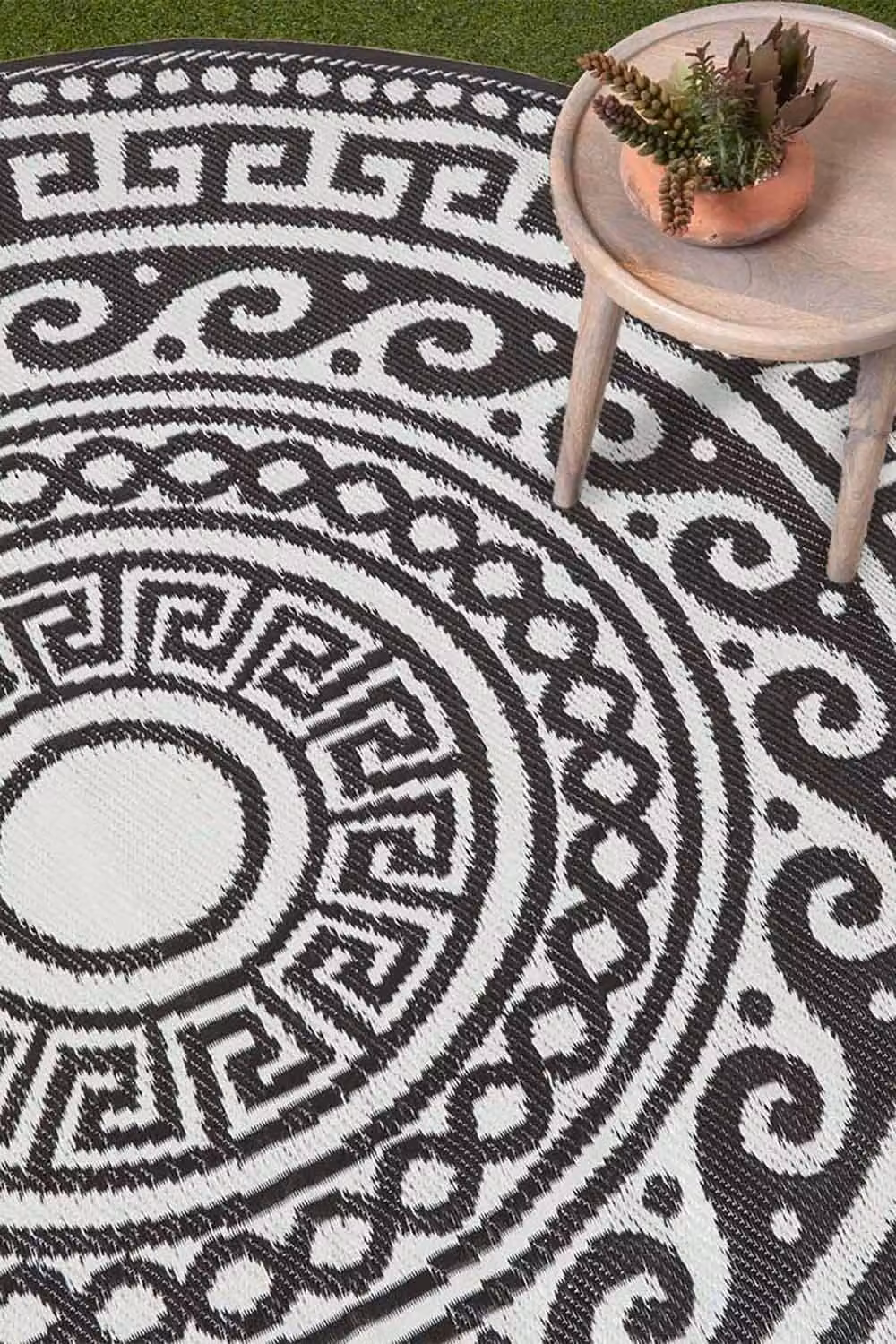 Homescapes Luxury Round Outdoor Rug Black Enid Aztec, Diameter: 180 cm – 2