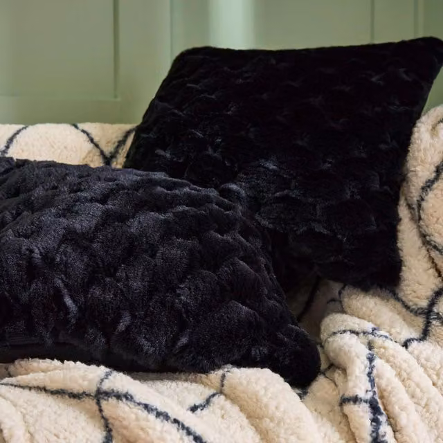 OHS Jumbo Waffle Fur Cushion Cover in Black – 2