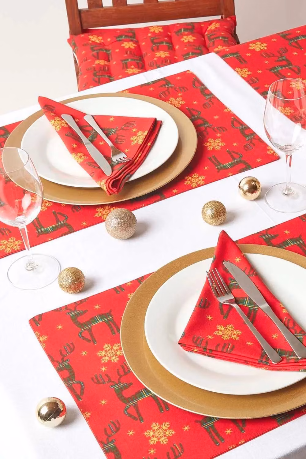 Homescapes Red and Gold Christmas Napkin Set with Reindeer Graphic, Set of 4, 45 x 45 cm – 4