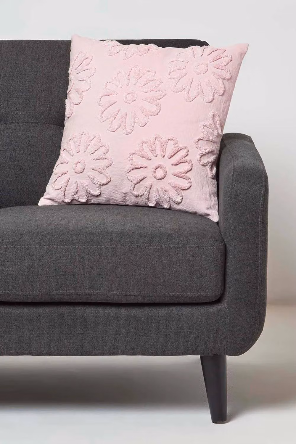 Homescapes Floral Daisy Tufted Cotton Cushion in Purple and Pink, W/D/H: 45 x 45 x 45 cm – 2