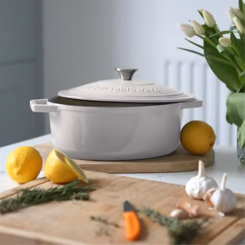Argon Tableware Oval Enamelled Cast Iron Casserole Dish with Self-Basting Lid, White, 4.68 l – 5