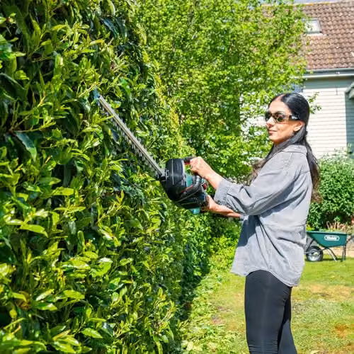 Webb 40V Brushless Reciprocating Hedge Trimmer with 2 x 4Ah Rechargeable Batteries and Charger, Green – 3